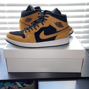 air jordan 1 mid se desert ochre wmns
